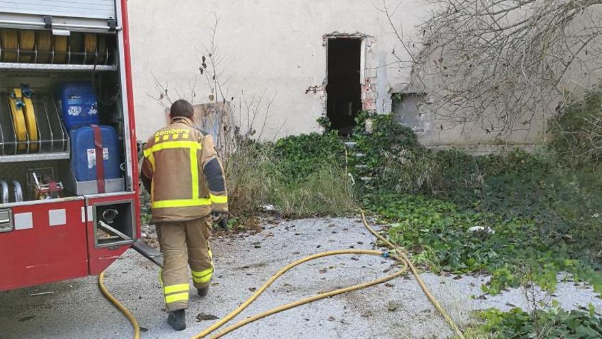 Crema el sostre d&#039;una fàbrica abandonada de Navarcles