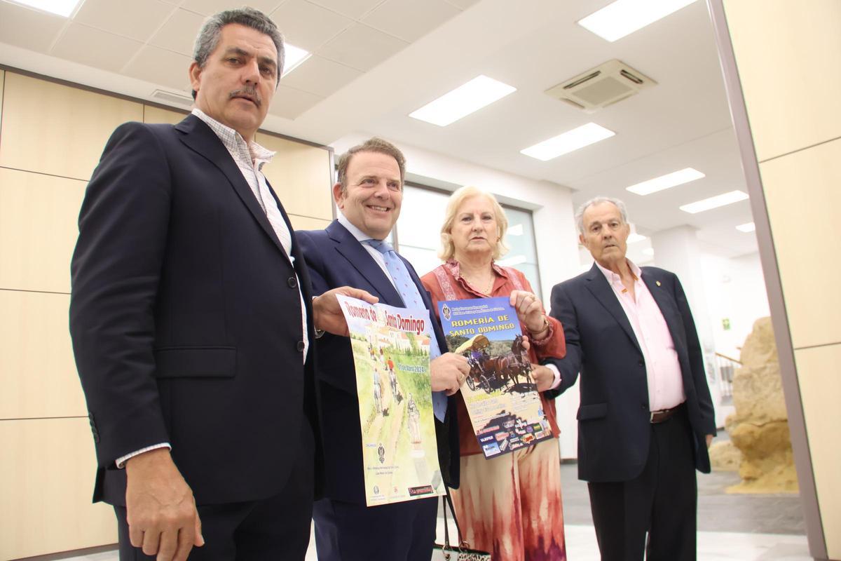 Julián Urbano, junto a representantes de la Hermandad de San Álvaro.