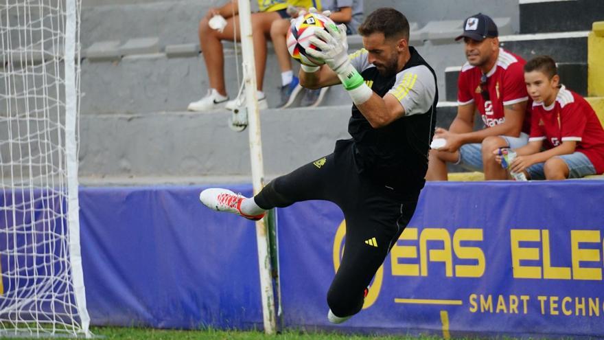 Manu García durante un calentamiento previo a un partido de pretemporada. | PRENSA REAL MURCIA