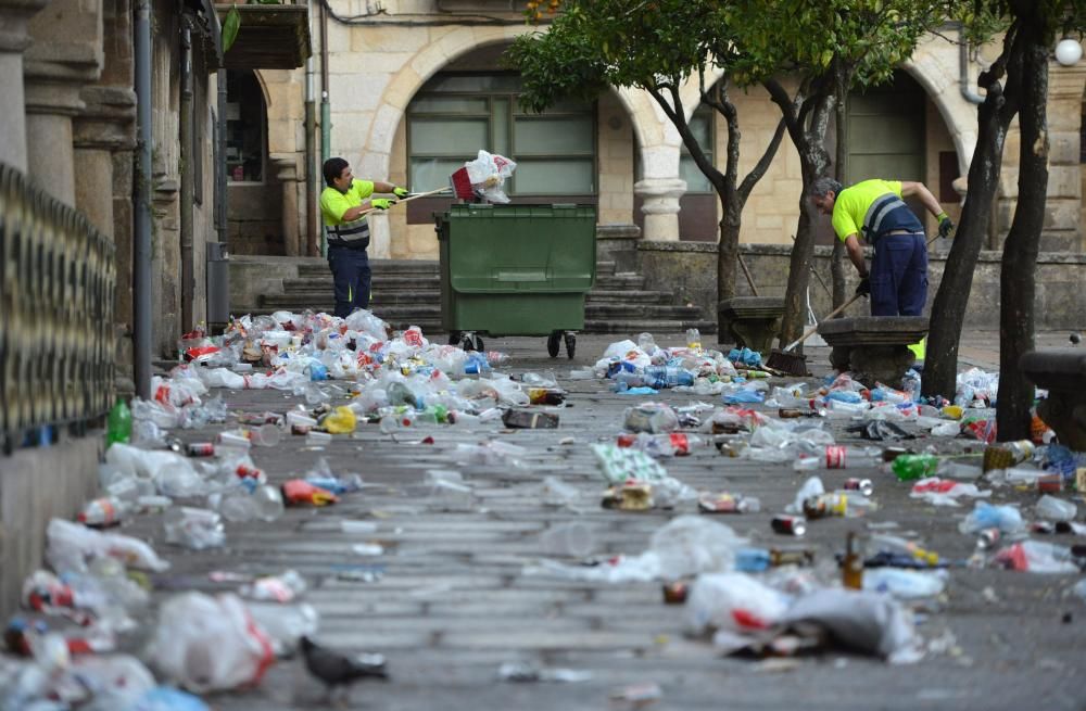 El primer día de peñas deja toneladas de basura en las calles