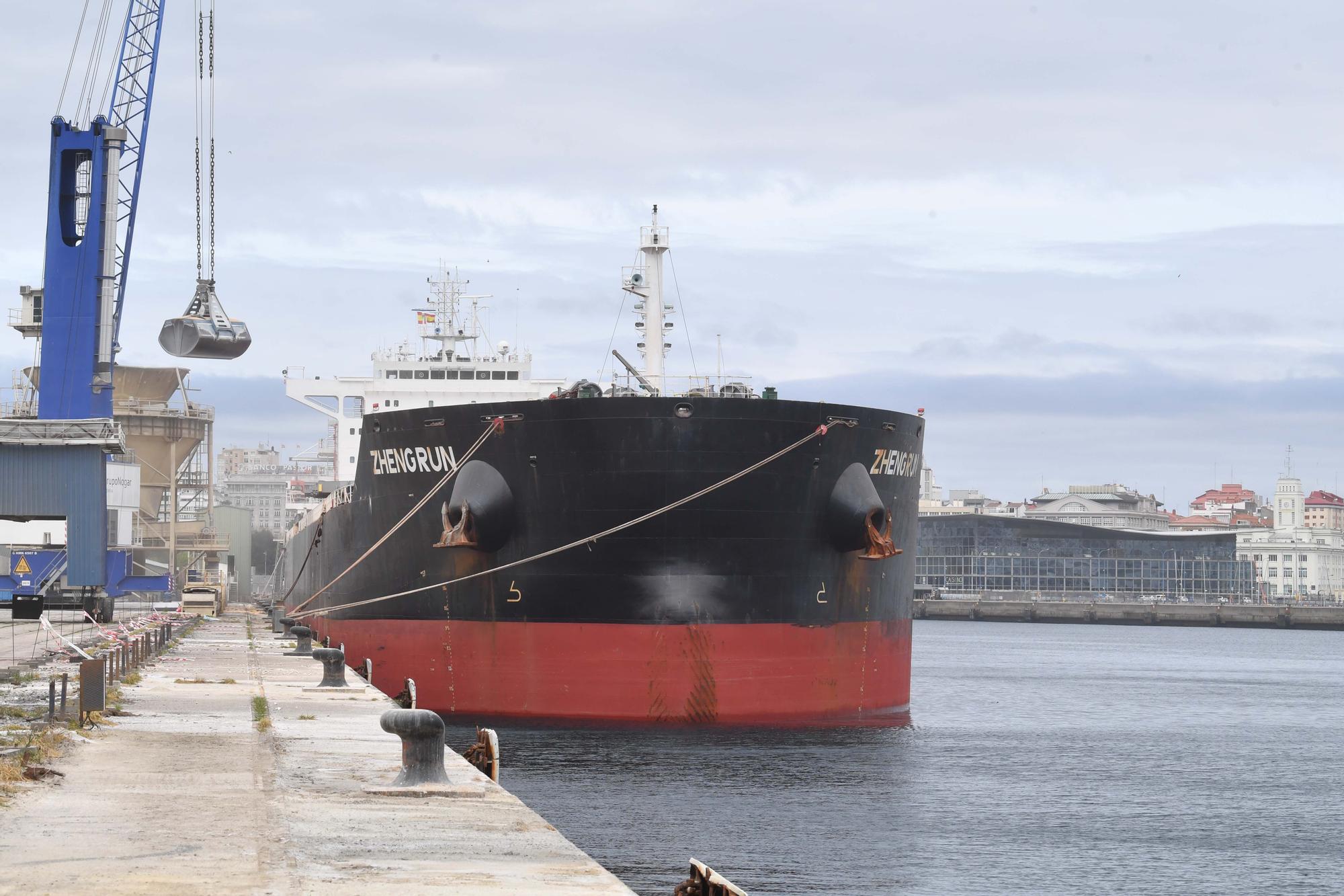 El buque Zheng Run, atracado en A Coruña