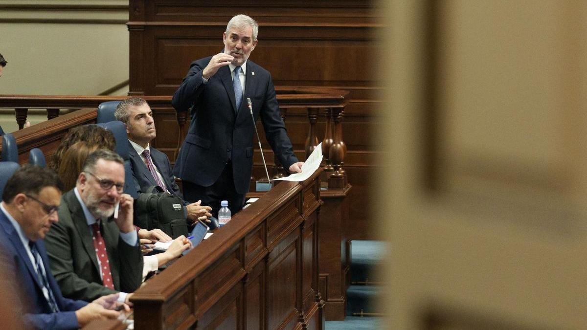 El presidente Fernando Clavijo y parte de sus consejeros en los escaños azules del Parlamento de Canarias.