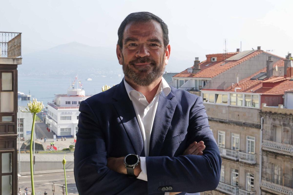 Fernando López Clemente, con la ciudad al fondo.