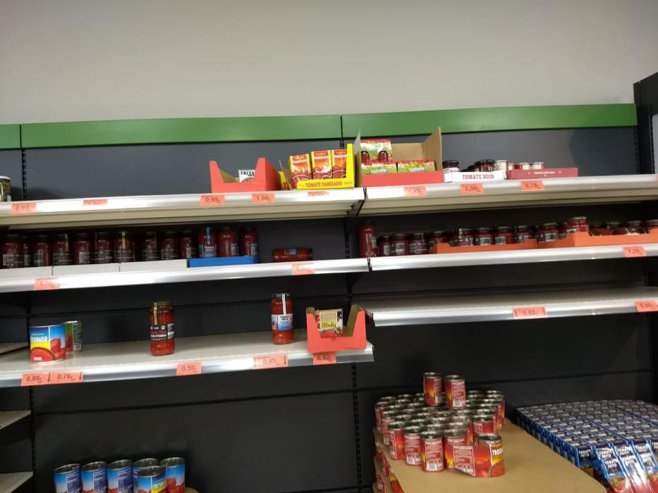 Leere Supermarktregale auf Mallorca