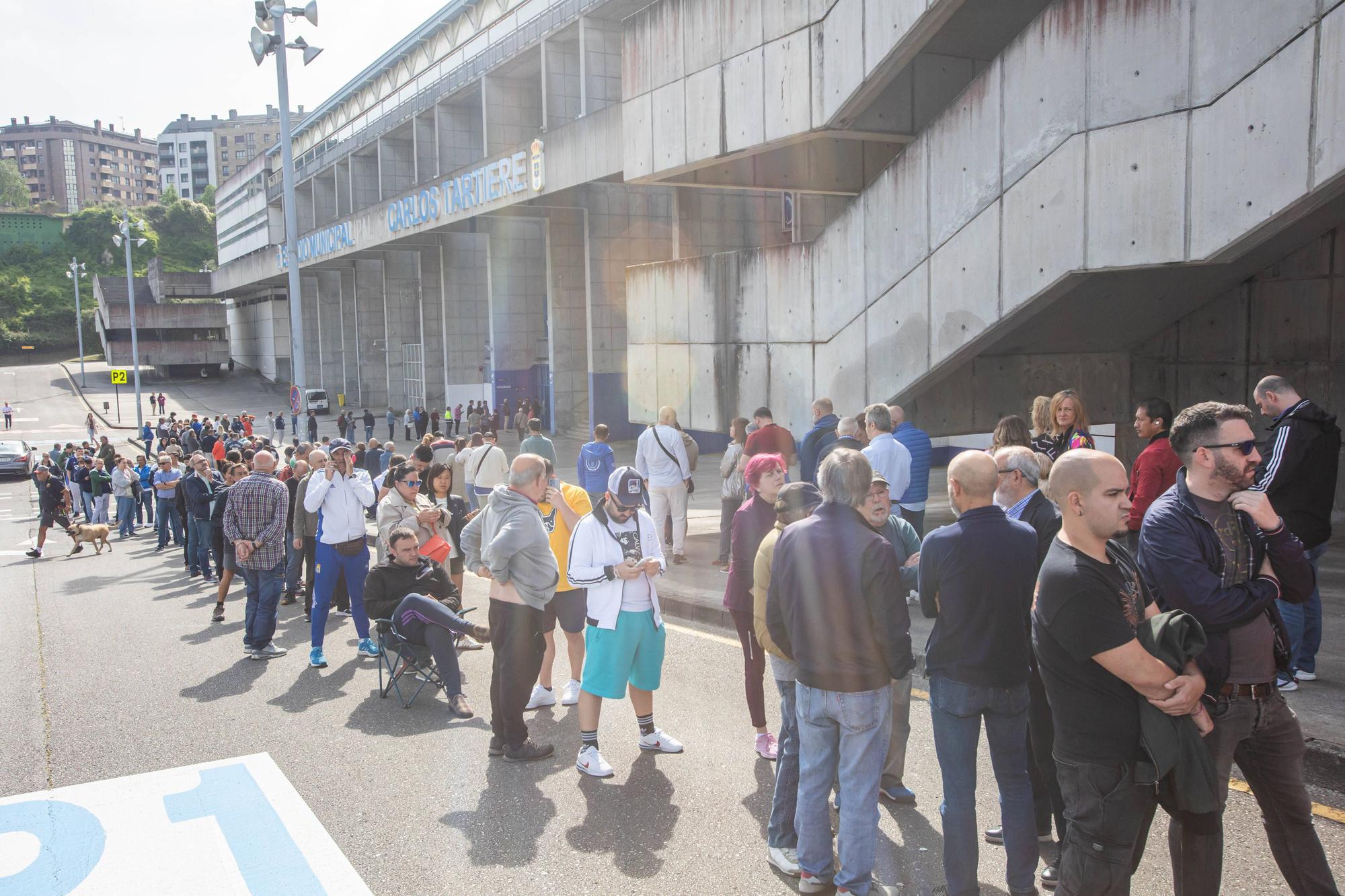 EN IMÁGENES: Largas colas de aficionados del Real Oviedo para comprar entradas para el partido contra el Eibar