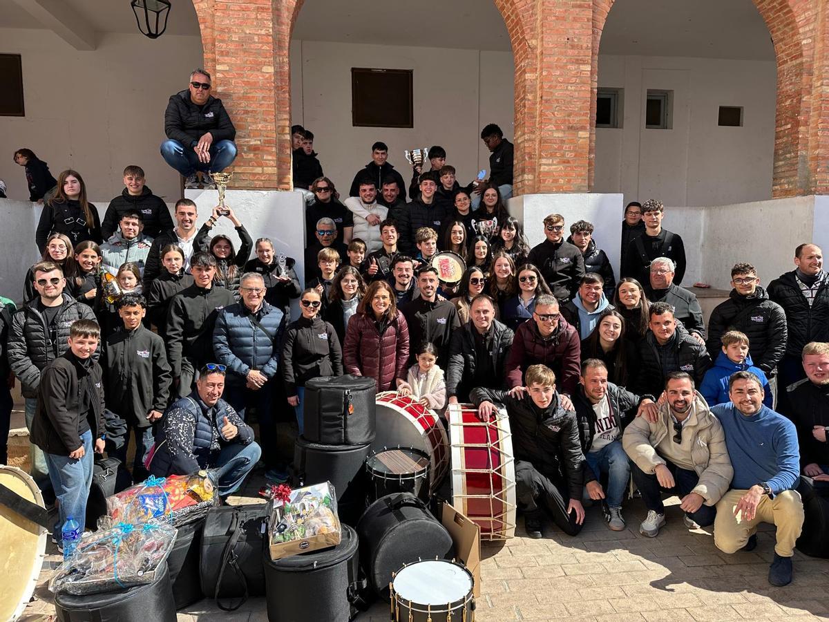 Integrantes de Tambors de Passió posan junto a trofeos y reconocimientos tras firmar una brillante participación en el certamen de Híjar.
