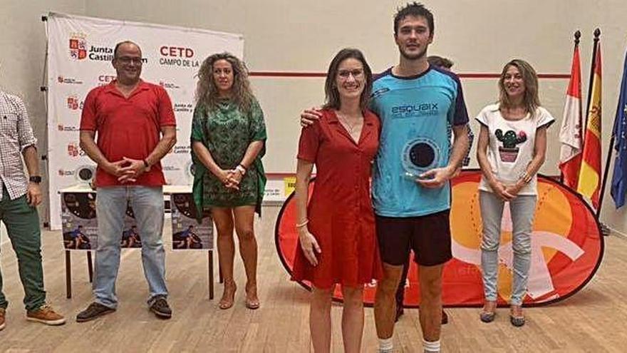Bernat Jaume rebent el premi de segon classificat al torneig