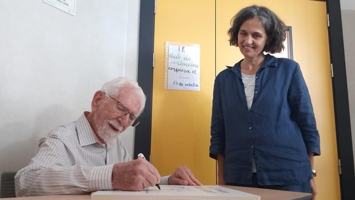 Martin Cooper, firmando en el libro de honor del Instituto.