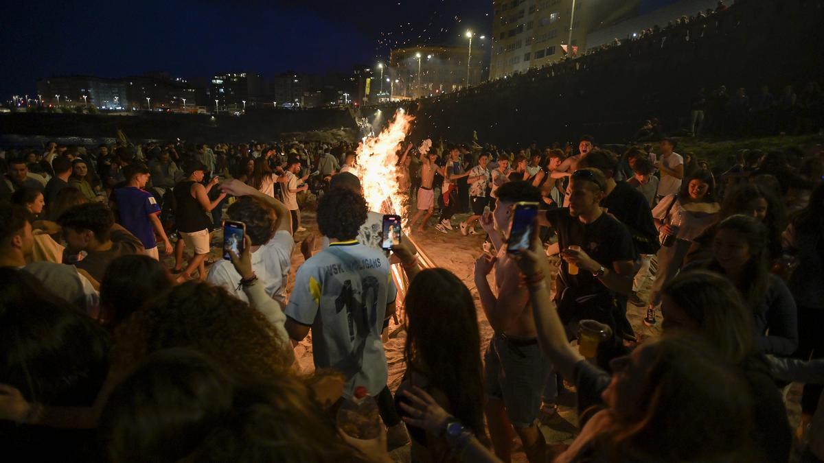 Jóvenes alrededor de una hoguera en A Coruña.