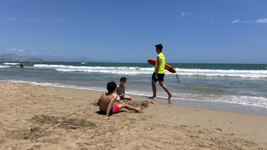 El servicio de socorrismo en el litoral de Elche se amplía a octubre