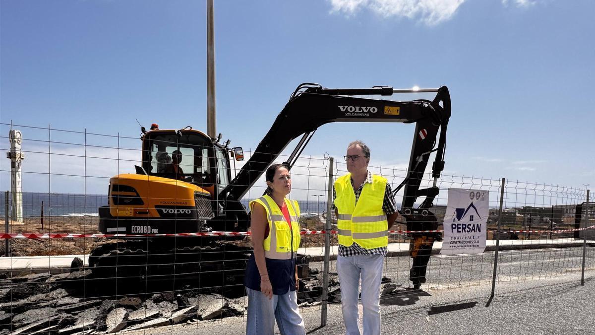 La consejera de Desarrollo Económico, Minerva Alonso, junto al presidente de la entidad de conservación Ajimar, Juan Sarmiento, visitan las obras para reconstruir un vial de una de las principales zonas industriales de Telde.