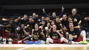 Los jugadores del júniors del Barça posan con el trofeo conquistado en Berlín con el técnico Alfred Julbe a la derecha de la imagen