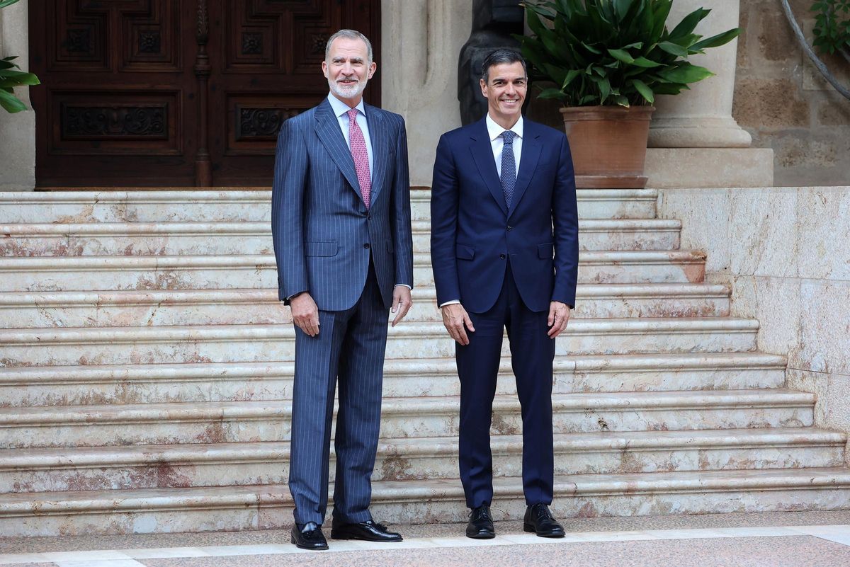 El Rey Felipe VI (i) durante un despacho con el presidente del Gobierno, Pedro Sánchez (d), en el ?Palacio de Marivent, a 29 de julio de 2025, en Palma de Mallorca, Islas Baleares (España).