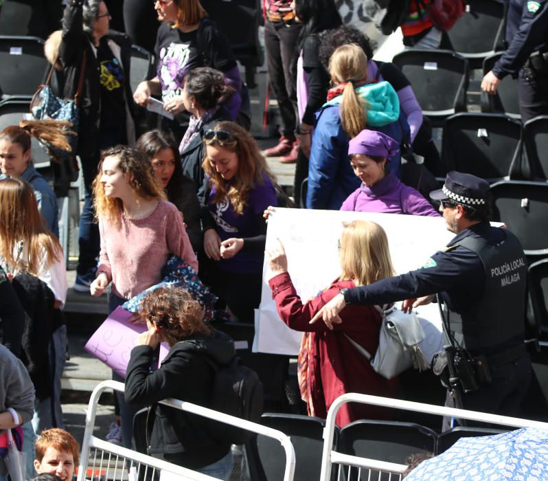 8-M en Málaga | La Policía Local desaloja la tribuna de Semana Santa durante