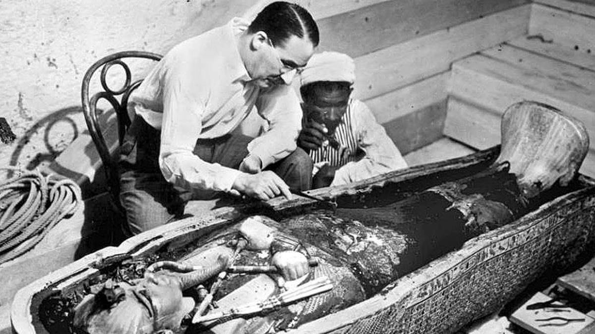 Howard Carter examina la momia de Tutankamón