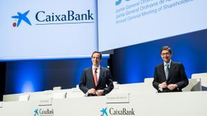 El presidente de CaixaBank, José Ignacio Goirigolzarri (derecha), y el consejero delegado, Gonzalo Gortázar, durante la celebración de la junta de accionistas del banco en Valencia.