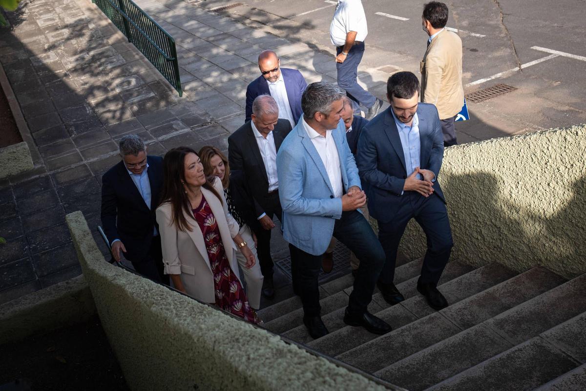 Las autoridades entran al CEIP La Luz.