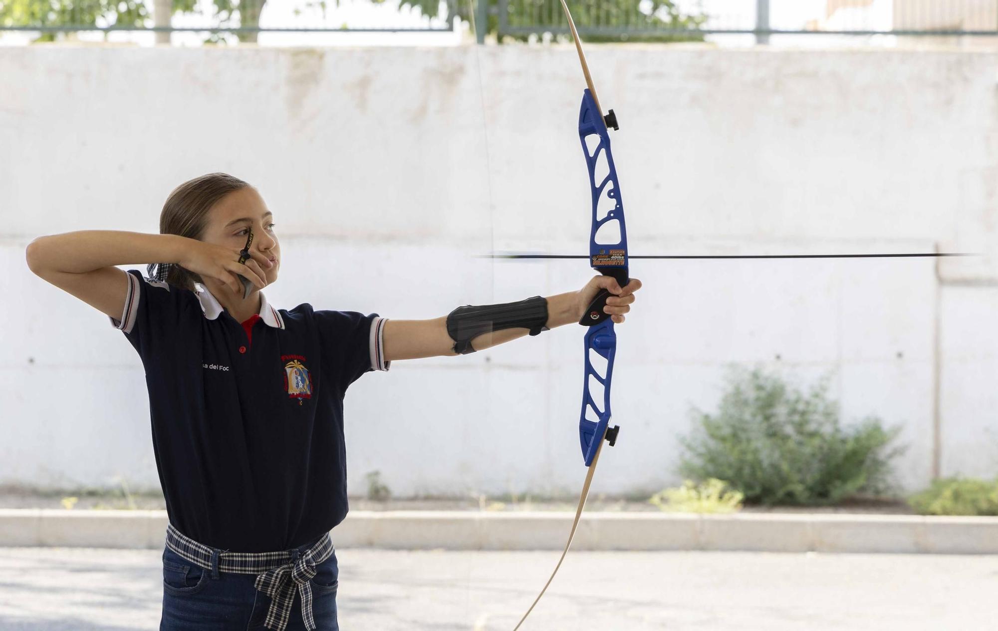 La Fiesta da en el blanco: la Bellea del Foc infantil y sus damas de honor se inician en el tiro con arco