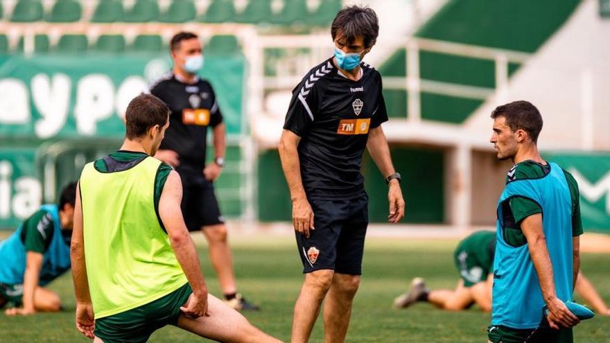 Pacheta hablando con Manuel Sánchez, durante un entrenamiento en el Martínez Valero