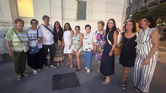 Vecinas de la asociación con el actor Gabino Diego. | SERVICIO ESPECIAL