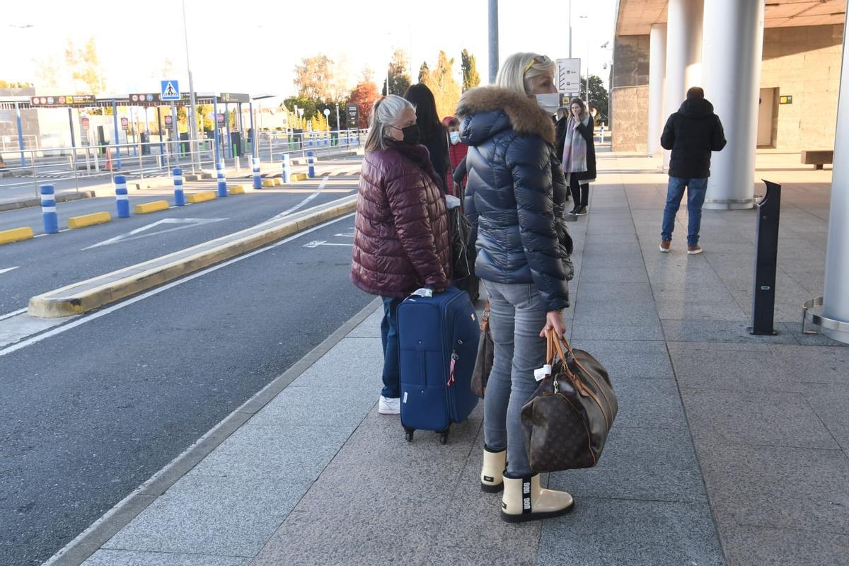 Pasajeros del avión procedente de Bilbao que aterrizó en A Coruña con amenaza de bomba abandonan la terminal.