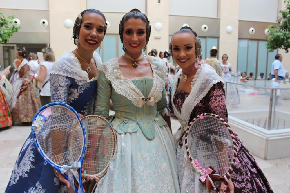 Tres generaciones de falleras en la Batalla de Flores