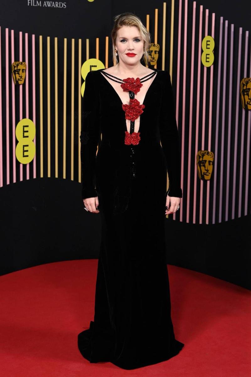 Emerald Fennell en la alfombra roja de los BAFTA 2024