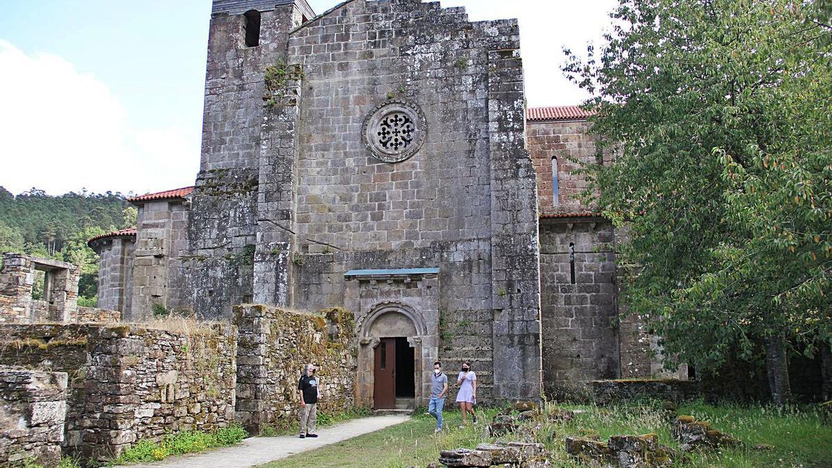 Nalgúns relatos adivíñanse visitas de dona Emilia ao Mosteiro de Carboeiro.   | // BERNABÉ / ANA AGRA