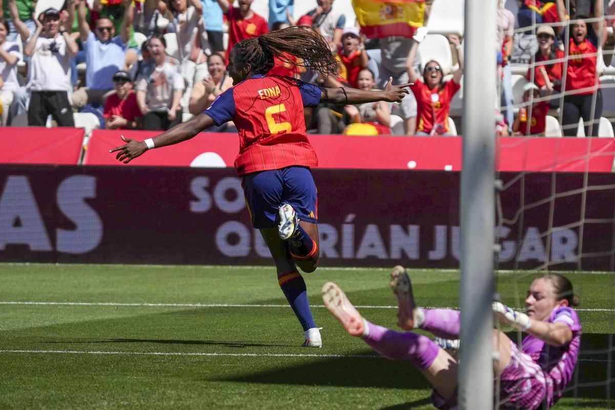 La delantera Edna Imade celebra el primer gol de España en la clasificación el Mundial 2027 ante Ucrania