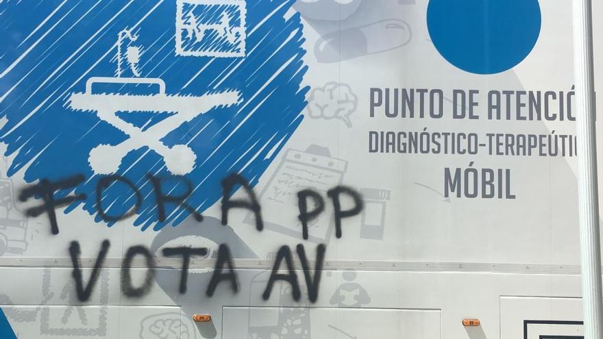 Las pintadas en el exterior de la unidad móvil del Sergas, ubicada en Pazos de Borbén. / FdV