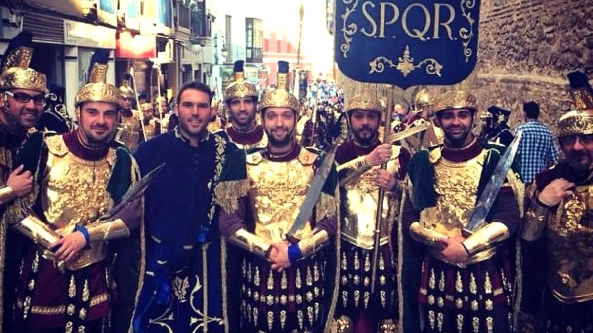 Juan Francisco Martínez Carrasco, centro, de teniente de la Infantería Romana, conocida popularmente como los ‘armaos’ en el Paso Azul, en la Cuesta de San Francisco camino de la carrera principal.