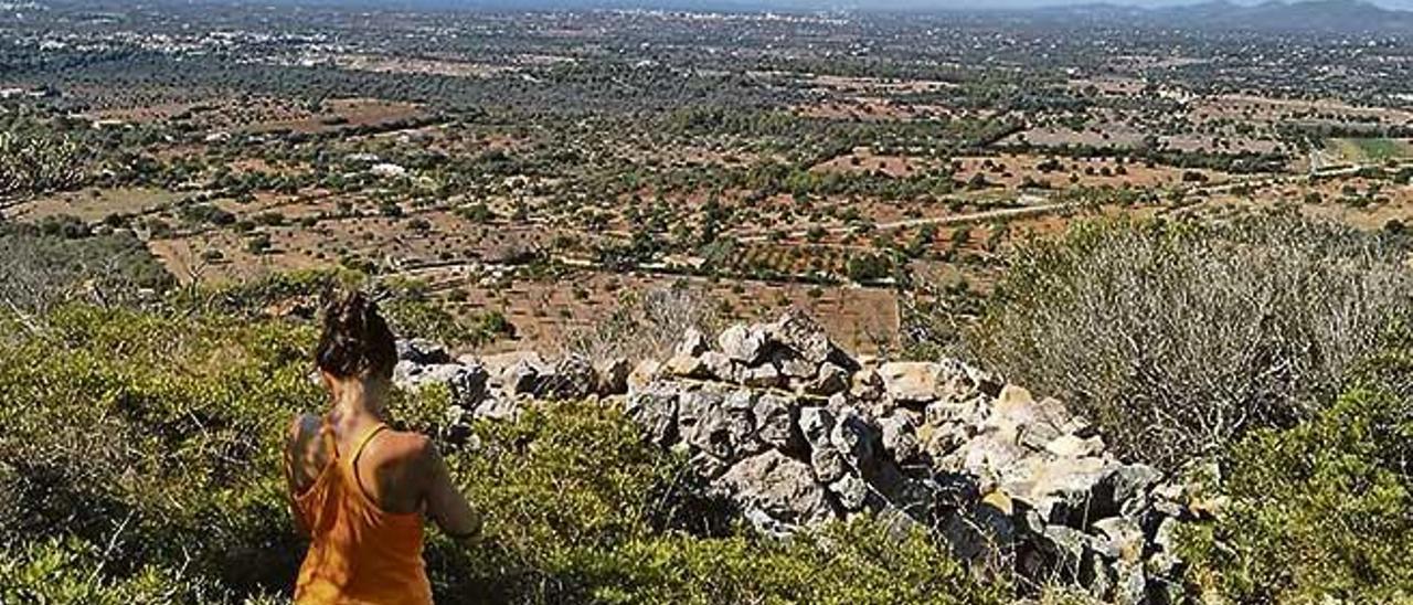 Una de las investigadoras observa la bahía de Cala Millor desde una de las estructuras.