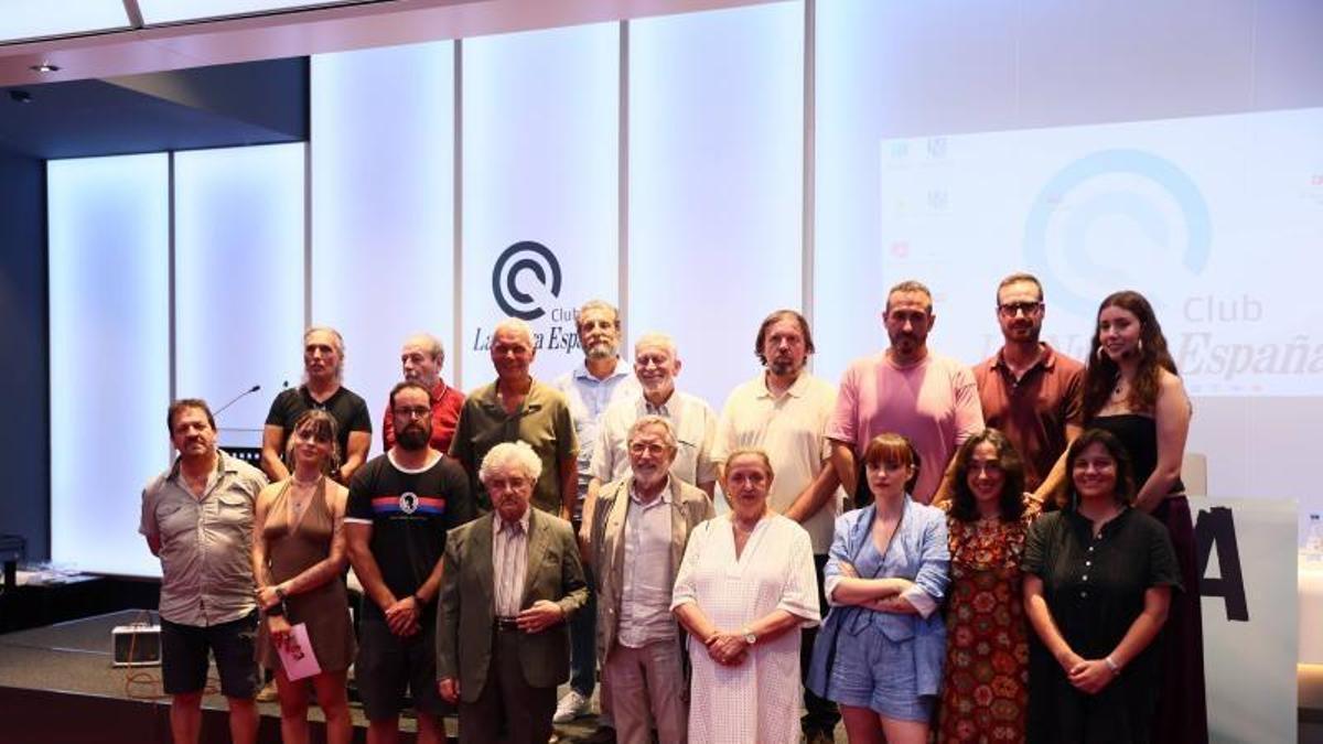 Abajo, de izquierda a derecha, Frankie Delgado, Marina García, Xavi Cayao, Lluís Álvarez (Texuca; Paco Llera, Amelia Valcárcel, Blanca Fernández, Paquita Suárez e Isabel Álvarez. Arriba, en el mismo orden, Nacho Elola, Álvaro Ruiz de la Peña, Josep Maria Ribelles, Inaciu Iglesias, Xuan Xosé Sánchez Vicente, Xicu Mata, Ignaciu Galán, Darío García y Elena Álvarez.