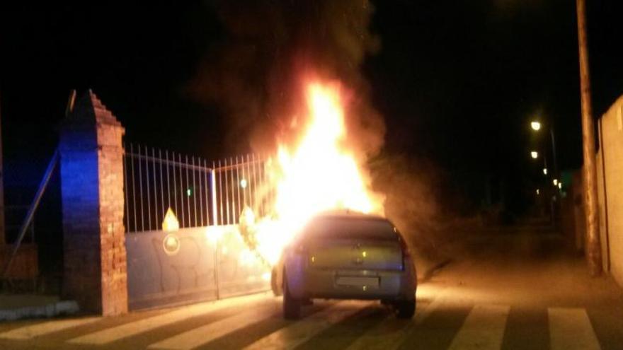 El vehicle en flames, aquest divendres a la matinada