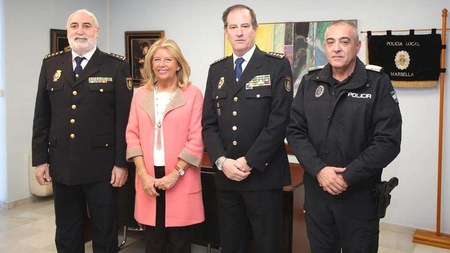 El comisario de Marbella, la alcaldesa y el jefe de la Policía Local, junto al nuevo comisario de Málaga.