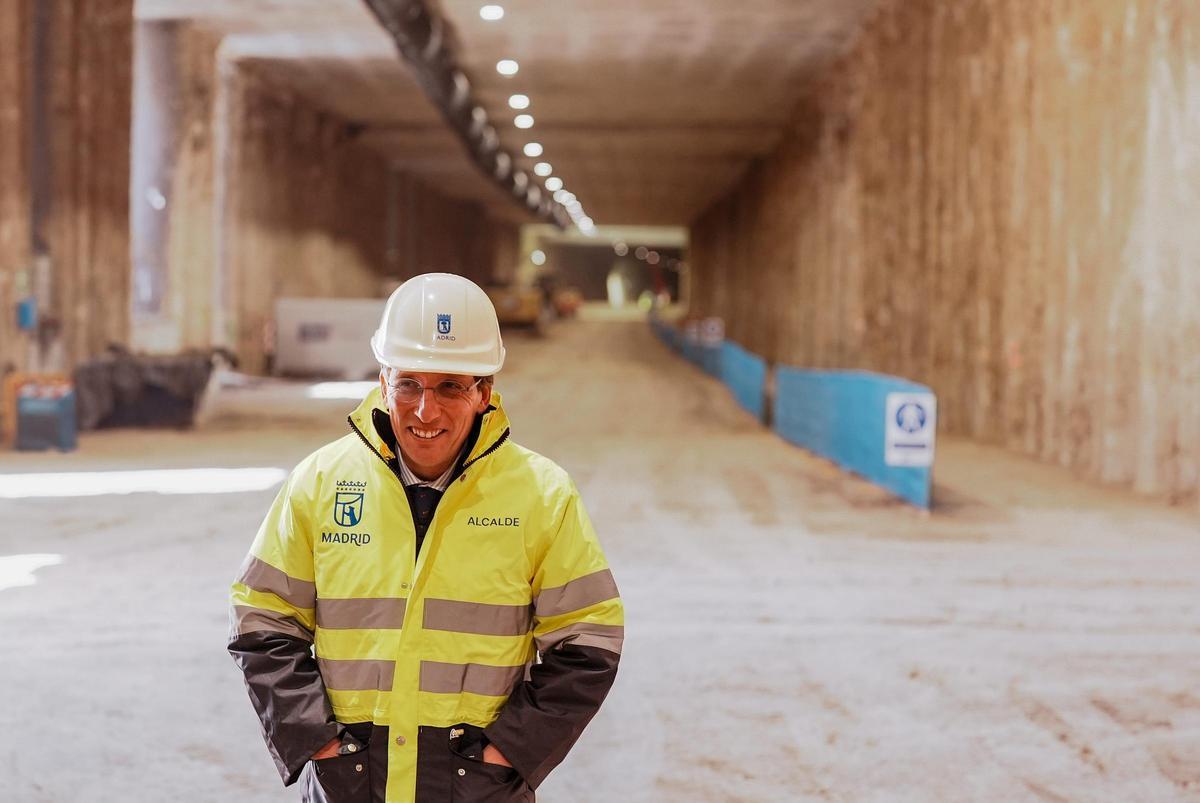 Almeida durante la visita al recién terminado túnel dirección sur de la A-5.