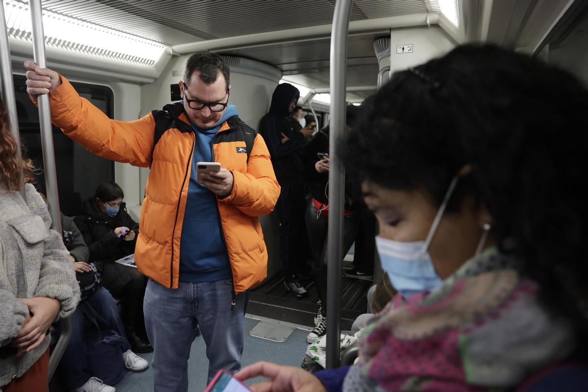 Primer día sin la mascarilla obligatoria en el transporte público