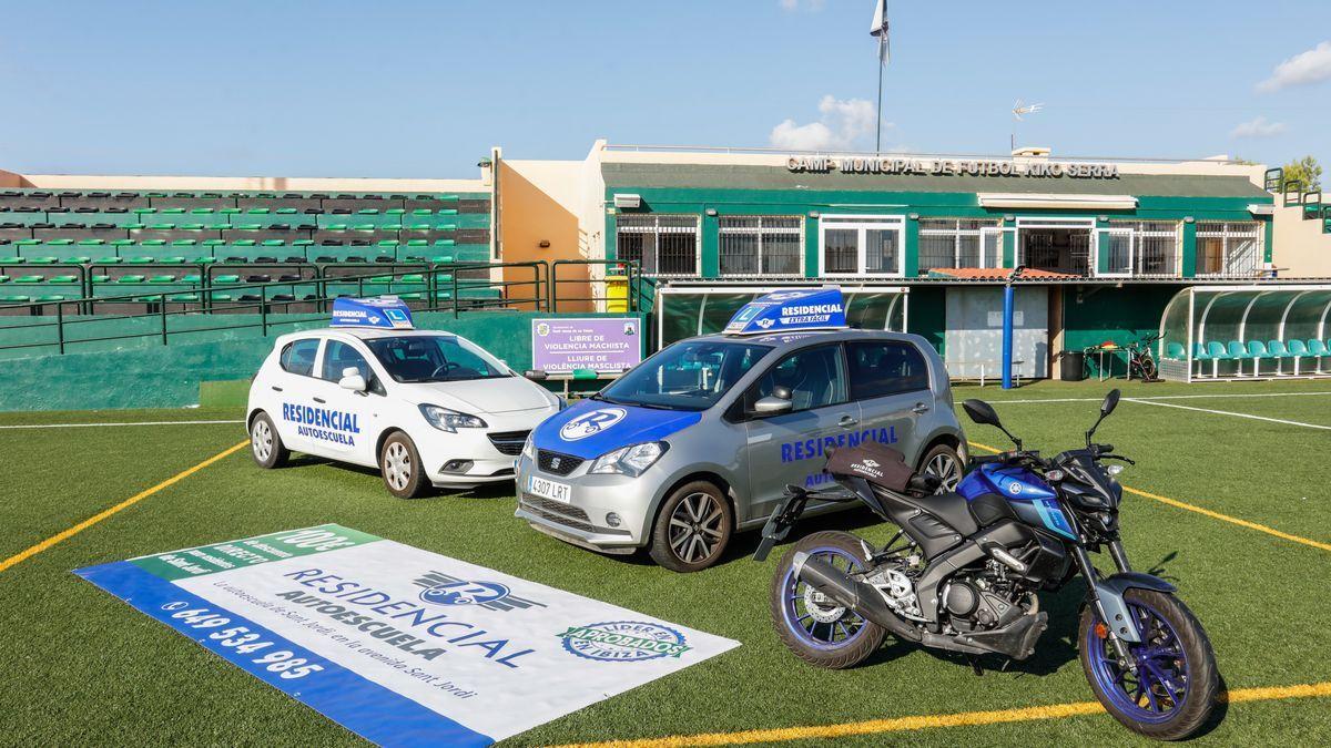 Autoescuela Residencial cuenta con coches y motos eléctricas para aprender a conducir.