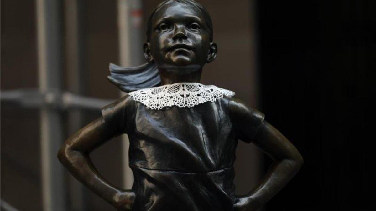 Homenajean a Ruth Bader Ginsburg en Wall Street con la &#039;Niña sin miedo&#039;