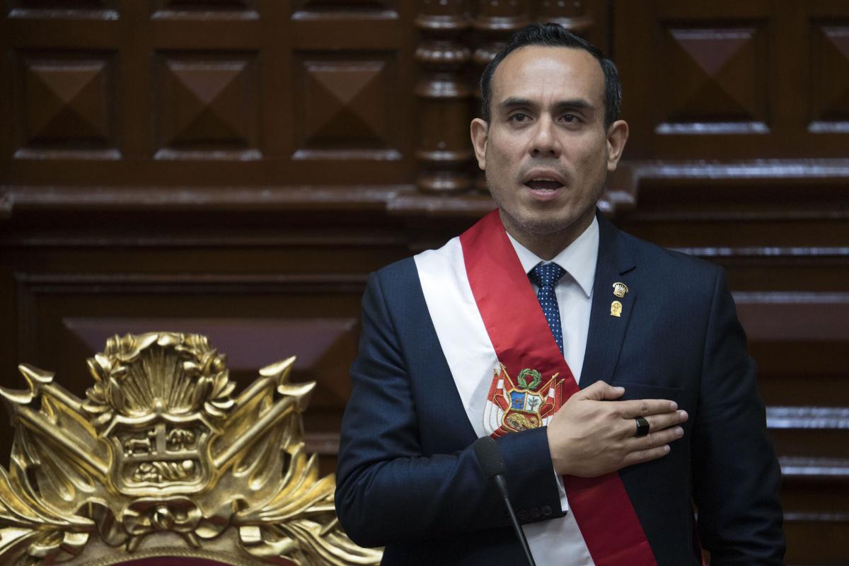 El presidente interino de Perú, José Jerí Oré, tras jurar su cargo ante el Pleno del Congreso en Lima. Jerí prometió en su primer discurso en el cargo empezar a construir las bases de la reconciliación del país, que atraviesa "una crisis constante que parece no tener fin", tras haber destituido a la presidenta Dina Boluarte. EFE/ John Reyes Mejía