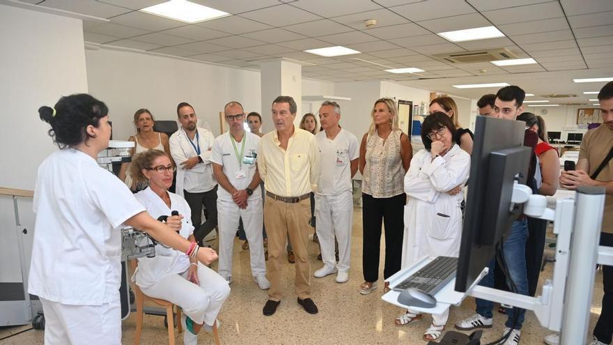 Besuch des Beraters Marciano Gómez im Allgemeinen Krankenhaus von Castellón bei der Demonstration des neuen Roboterassistenten