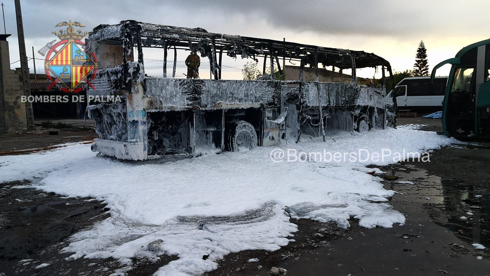 Los Bomberos de Palma extingue el incendio de un autocar abandonado en Camí de Son Palou