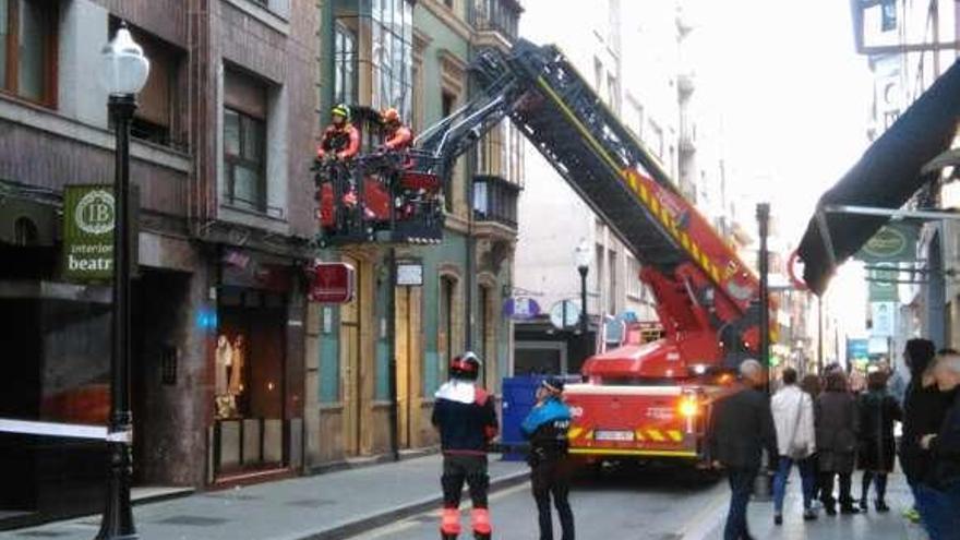 Corte parcial en Cabrales por la caída de cascotes a la vía pública