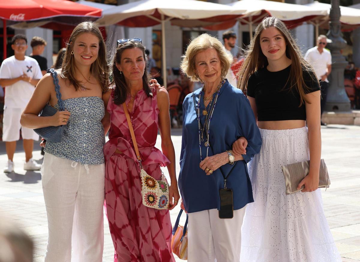 La princesa Leonor, la reina Letizia, la reina emérita Sofía y la infanta Sofía.