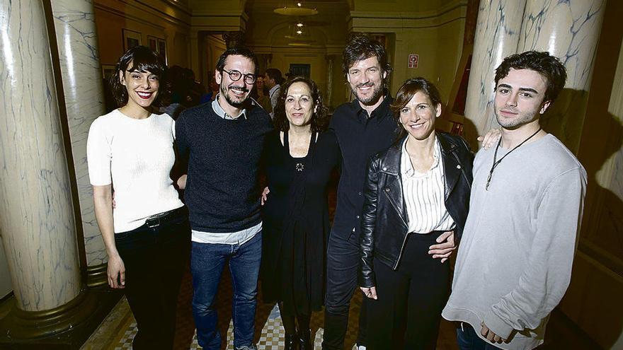 Belén Cuesta, David Serrano, Carmen Balagué, Daniel Grao, Malena Alterio e Itzan Escamilla, ayer, tomando contacto con el Palacio Valdés.