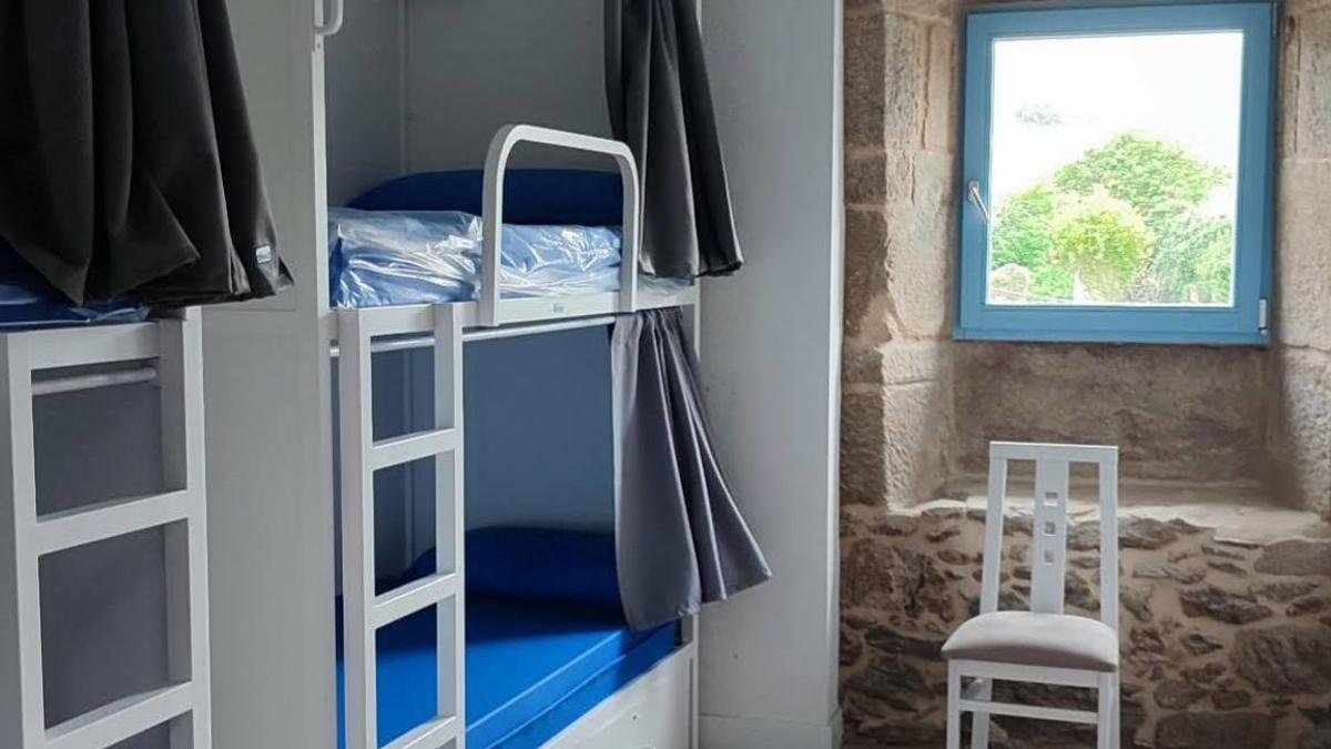 Una de las habitaciones del albergue turístico de Noia.