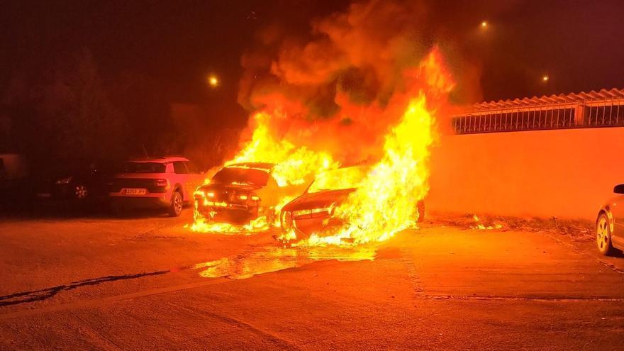 Envueltos en llamas: dos coches quemados de madrugada en Poio