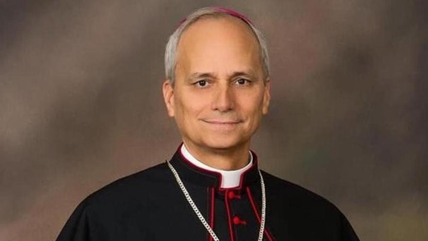 El Papa sorprende al designar a un estadounidense de origen español como jefe de los obispos