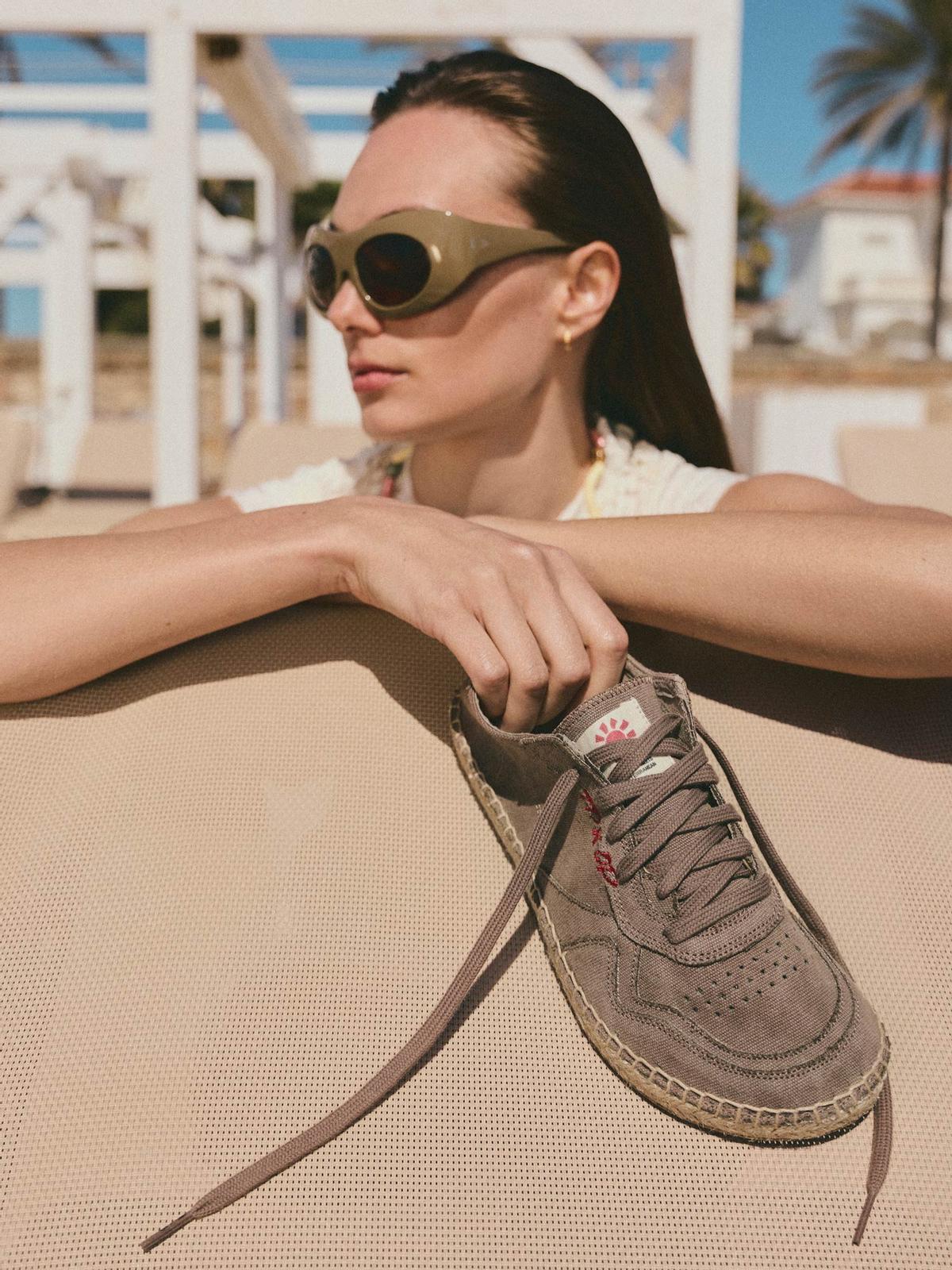 El '026 JUTE' es un diseño tipo náutico en suede vegano con cordones, disponible en color menta y en tono arena.