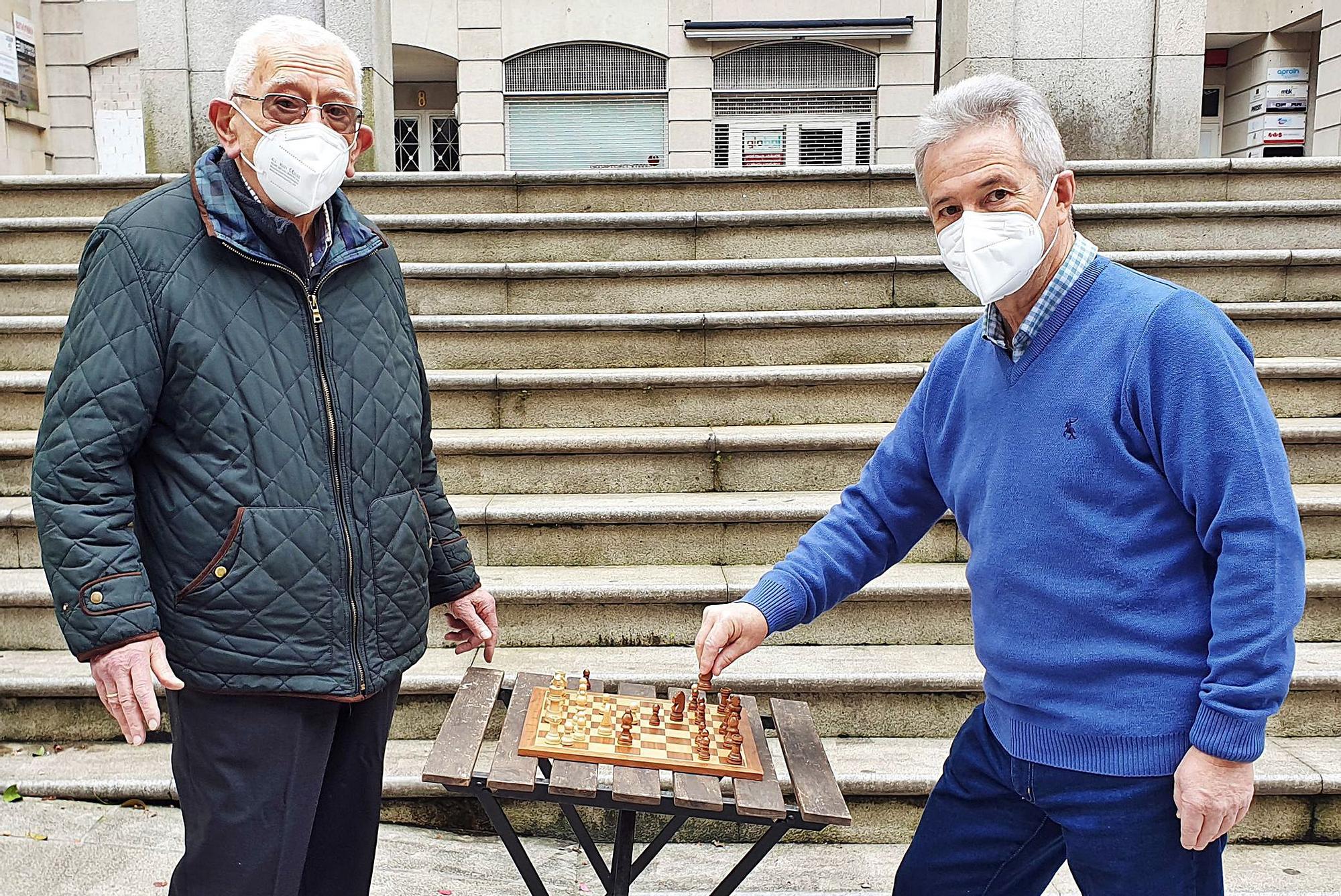 Manuel San Juan y Fernando Domínguez, ante un tablero de ajedrez, en las escaleras del antiguo Cine Tamberlick